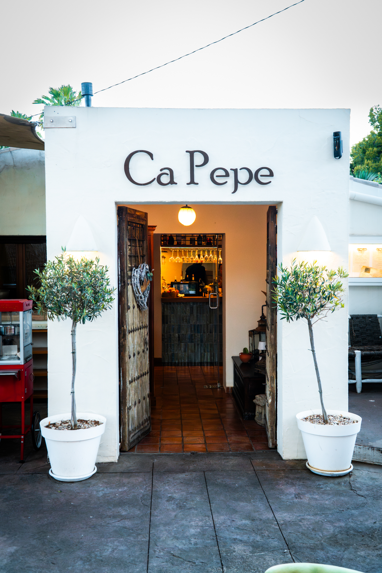 Entrada principal del restaurante Ca Pepe en Moraira